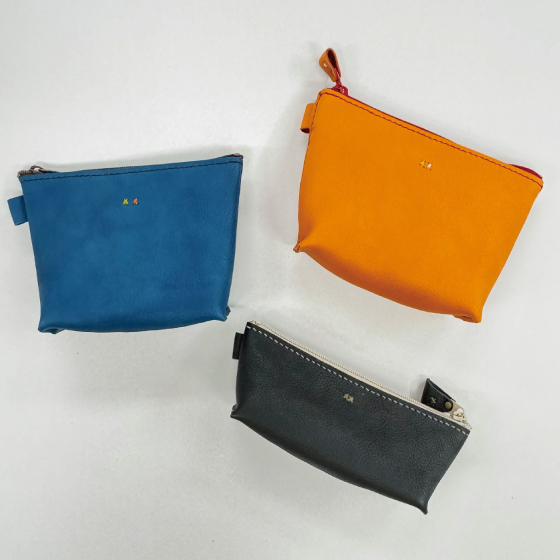 【町田店】ワンポイント刺繍が可愛いレザーポーチ