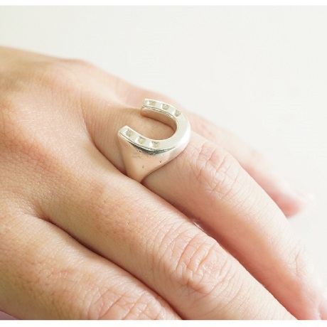 【町田店】幸運のシンボル馬蹄モチーフリング